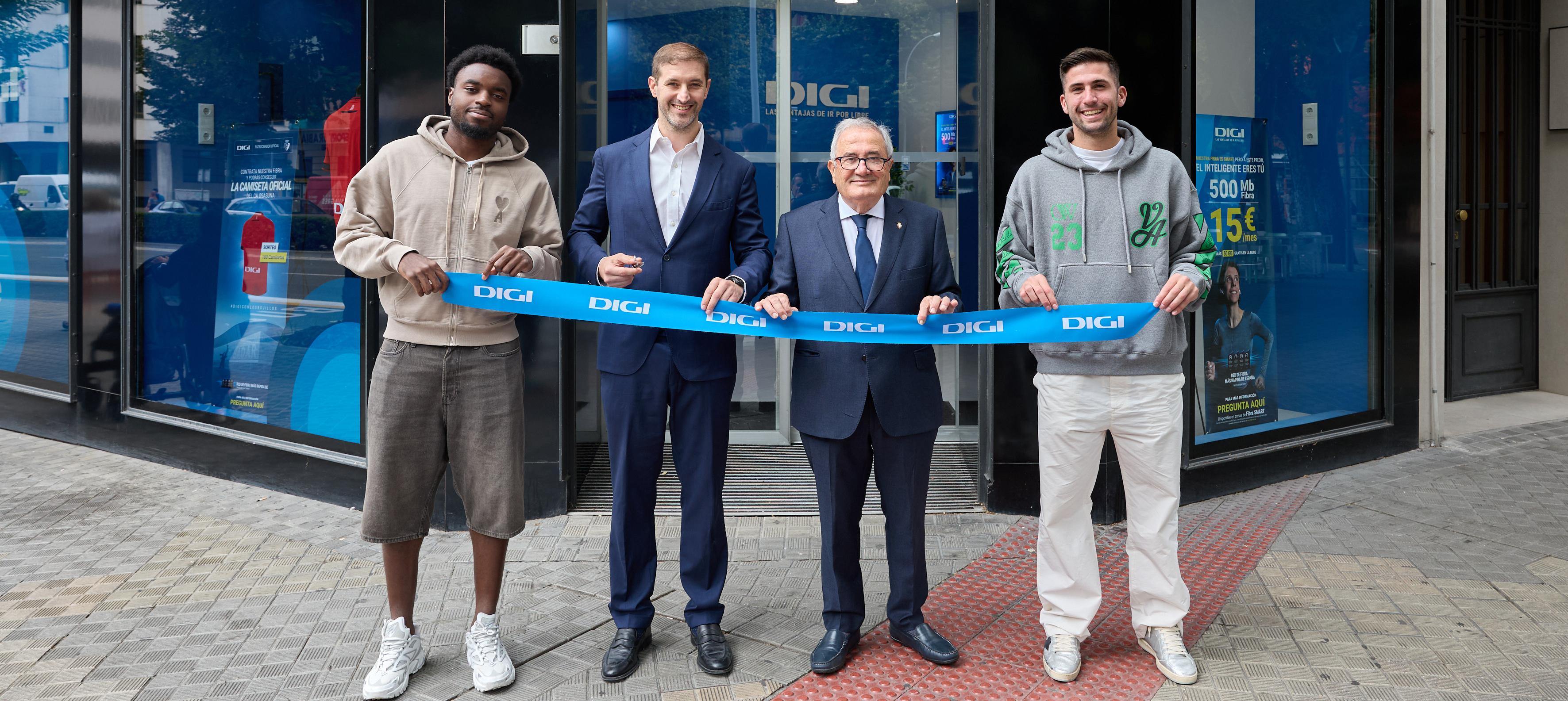 Luis Sabalza, Areso y Boyomo asisten a la inauguración de la primera tienda de DIGI en Pamplona