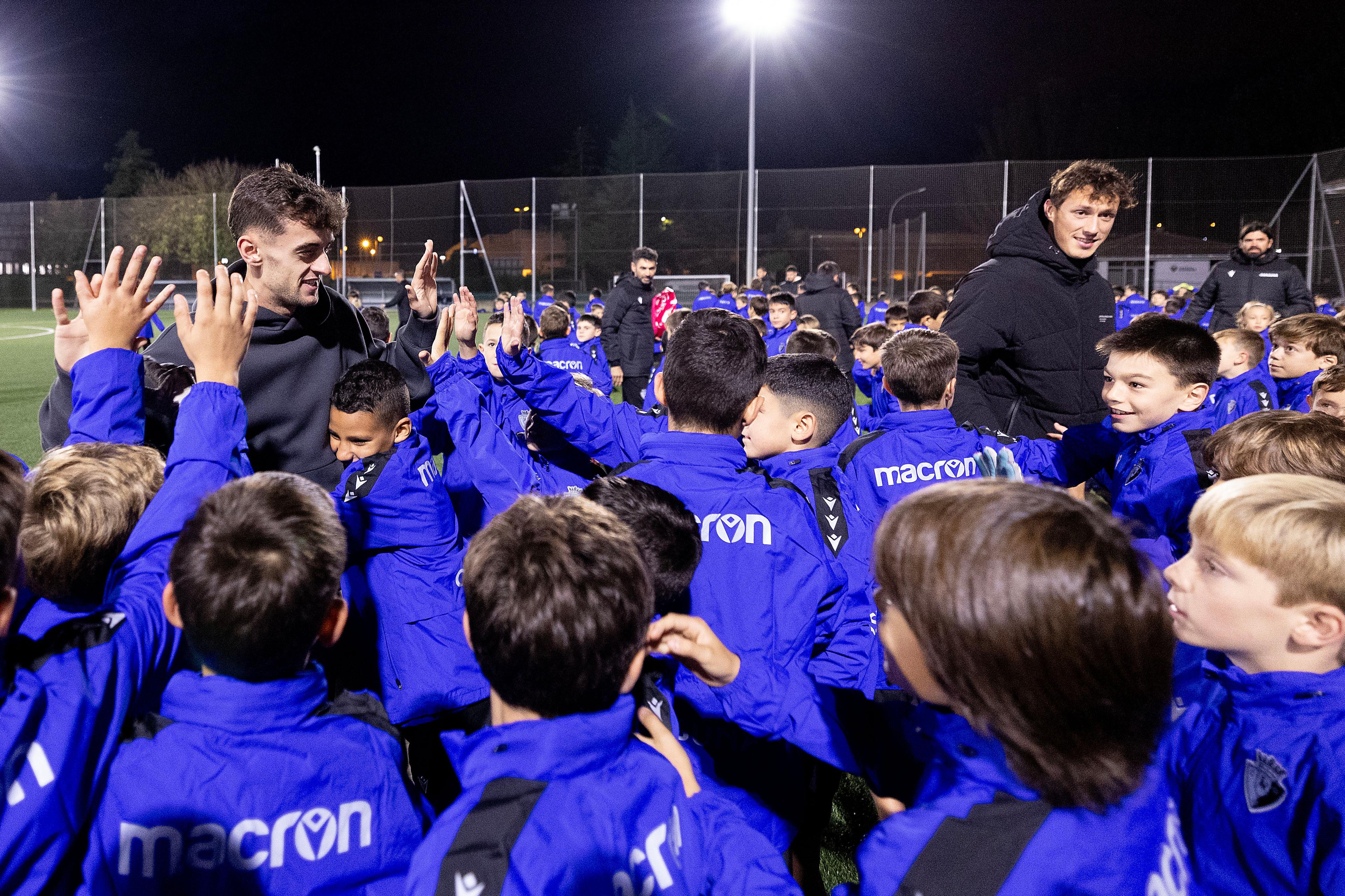 Aimar, Herrando e Iker Muñoz dan la bienvenida a Osasuna a los 200 niños que participarán en su tecnificación durante la presente temporada