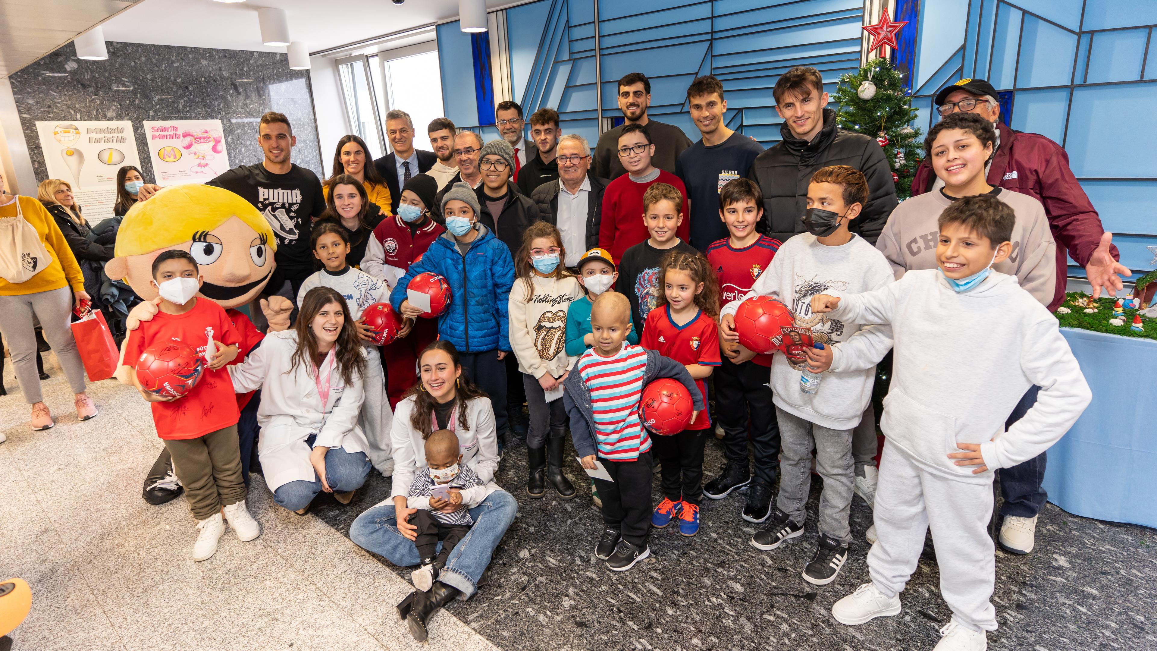 Osasuna realiza la tradicional visita a los niños ingresados en los hospitales de Pamplona